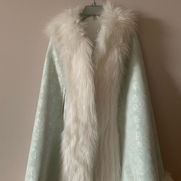 Winter Wedding Faux Fur trimmed GIRLS cape - Picture 1 of 5